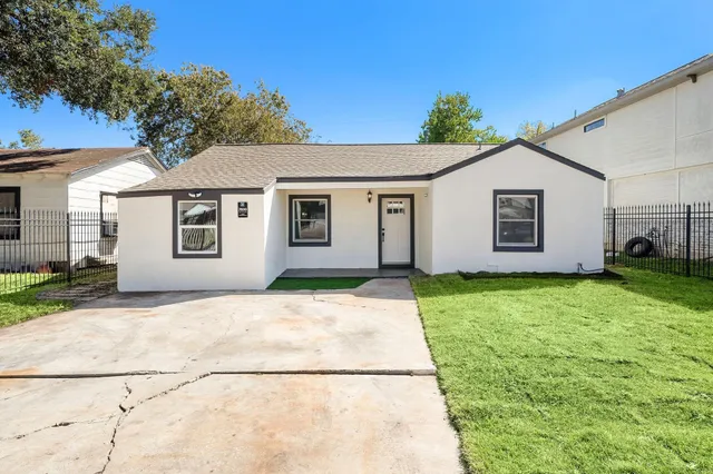 a view of a back yard of the house