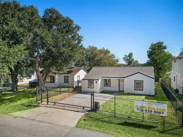 a house view with a outdoor space