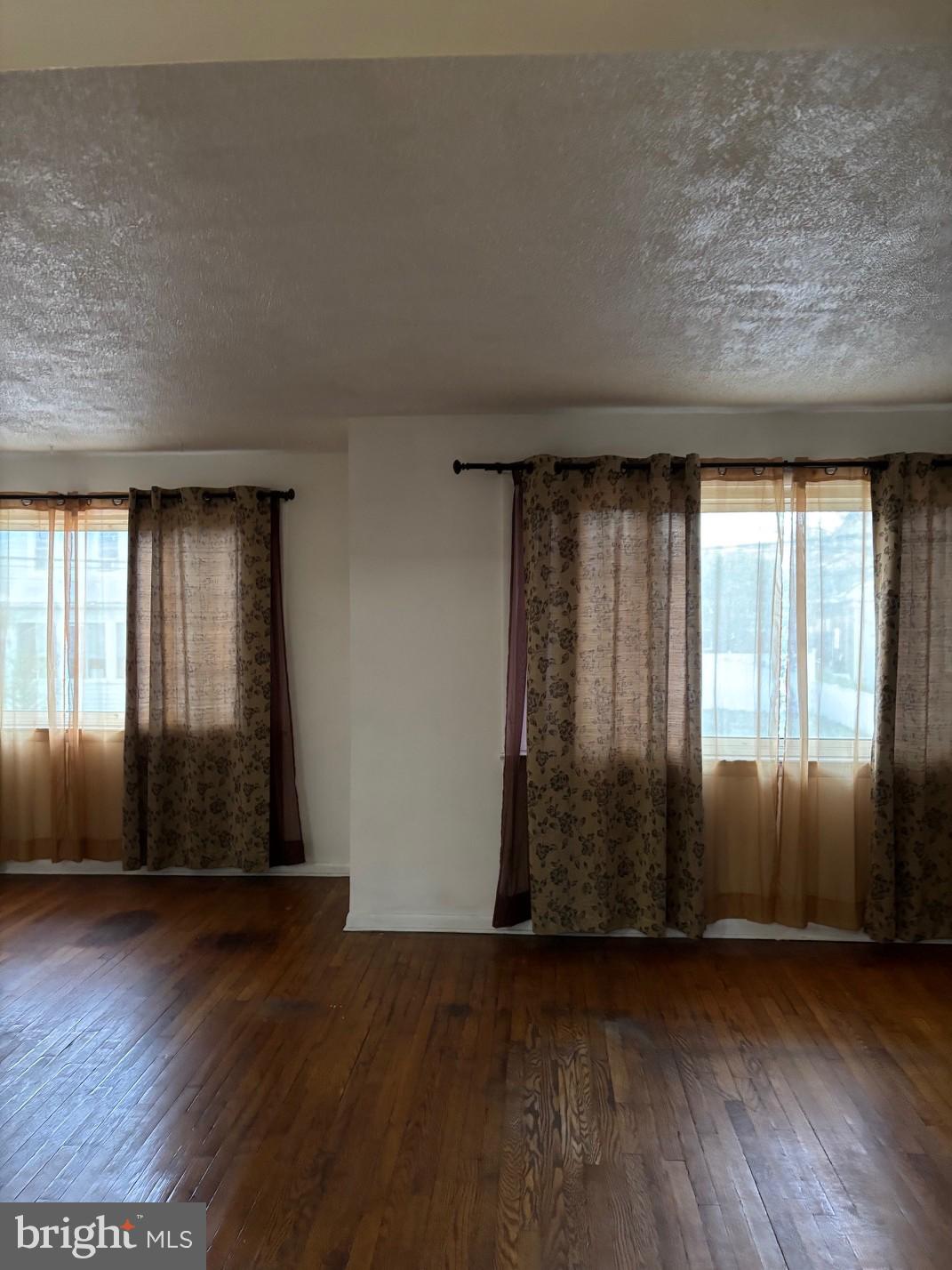 633 Raleigh Place Southeast Washington, DC 20032 - Photo 8 of 25 Living/Dining Room