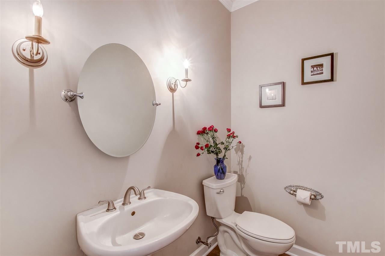 9024 Hemingwood Court Raleigh, NC 27613 - Photo 17 of 28 a bathroom with a toilet sink and mirror