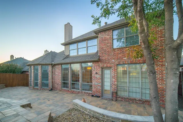 a view of a house with backyard and garden