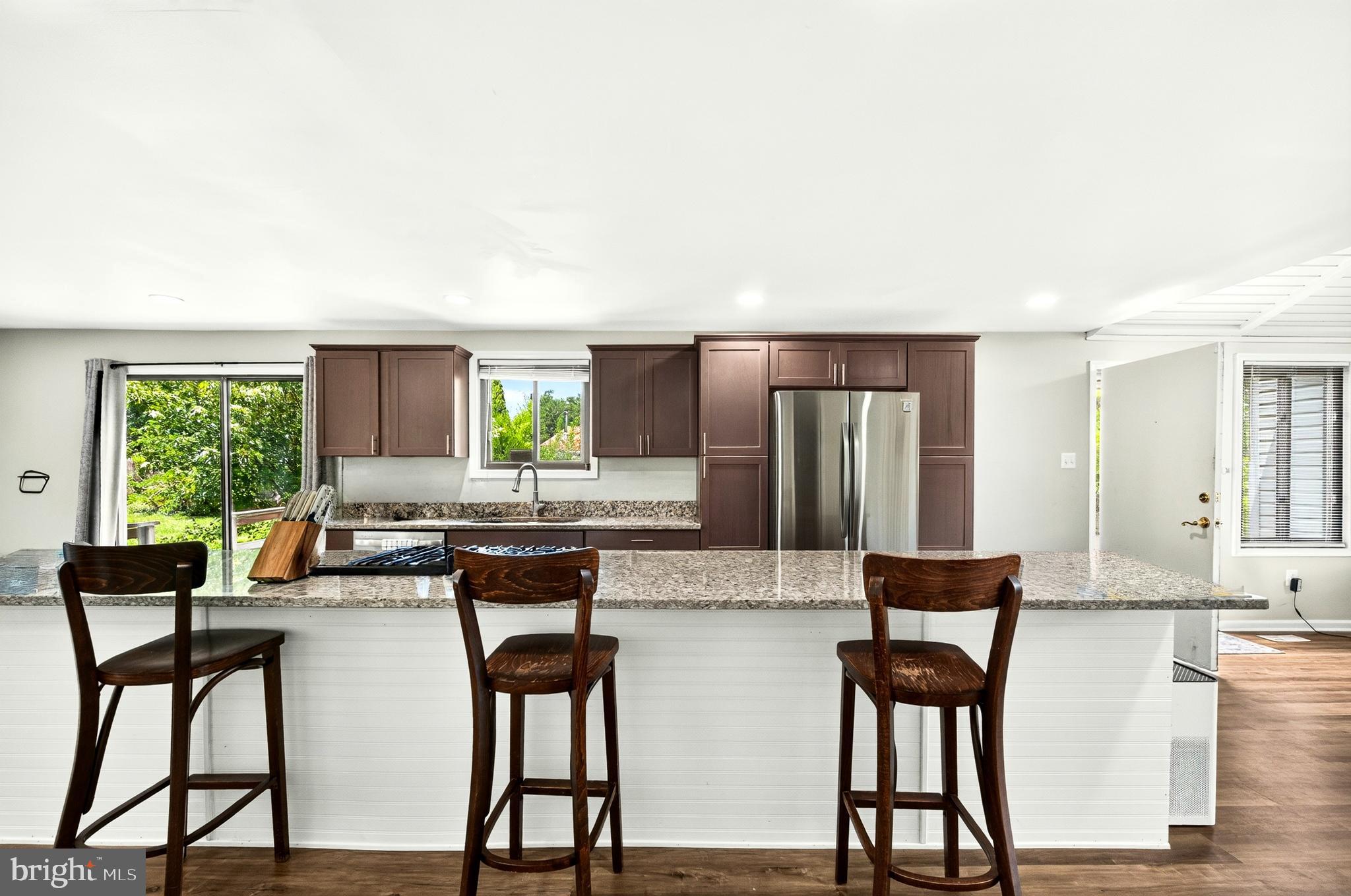 160 Magnolia Road Sterling, VA 20164 - Photo 3 of 25 Kitchen bar
