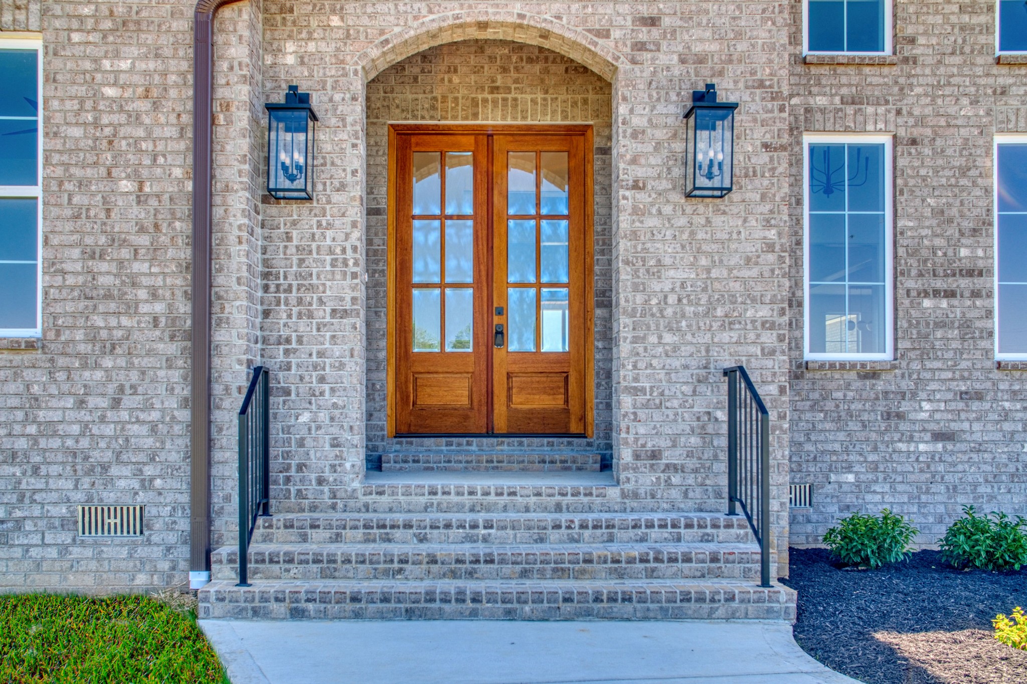5871 Lakeview Road Springfield, TN 37172 - Photo 7 of 70 a front view of a house with a garden
