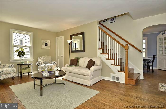 5512 Northfield Road Bethesda, MD 20817 - Photo 16 of 29 a living room with furniture and wooden floor