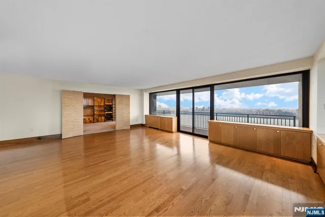 $998,000 | 1500 Palisade Avenue, Unit 28F, Fort Lee, NJ 07024