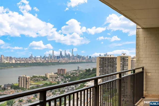 $998,000 | 1500 Palisade Avenue, Unit 28F, Fort Lee, NJ 07024