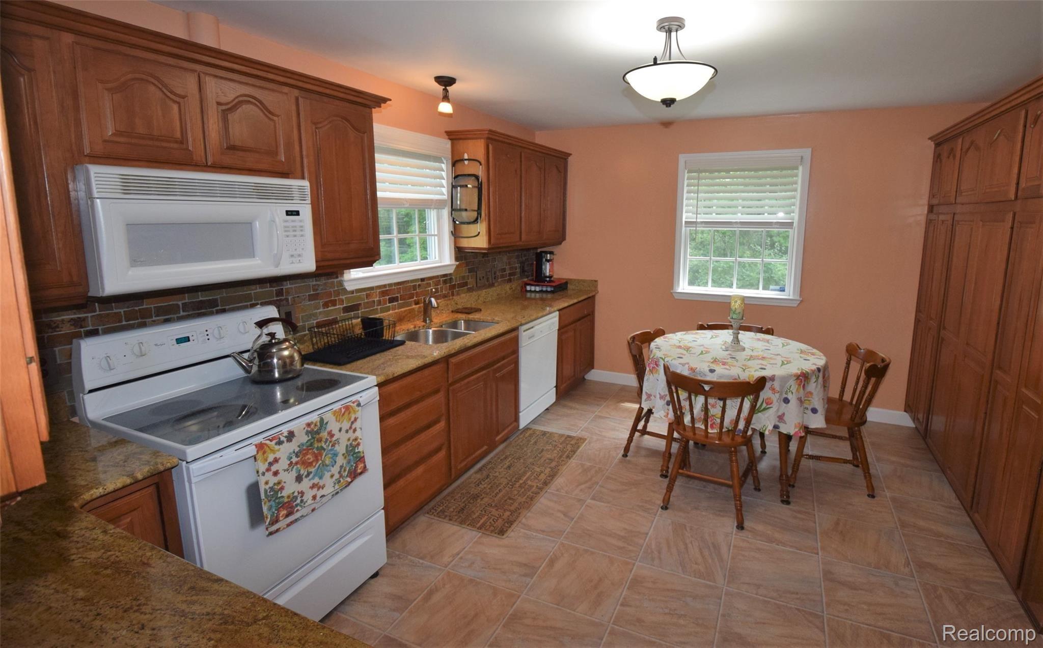 13586 Hannan Road Romulus, MI 48174 - Photo 7 of 64 Tremendous kitchen, granite counters