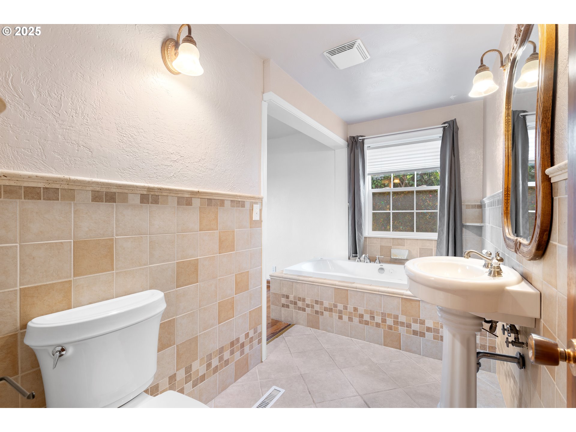 1897 Chelan Street Northeast Keizer, OR 97303 - Photo 18 of 39 a bathroom with a sink a toilet a mirror and shower
