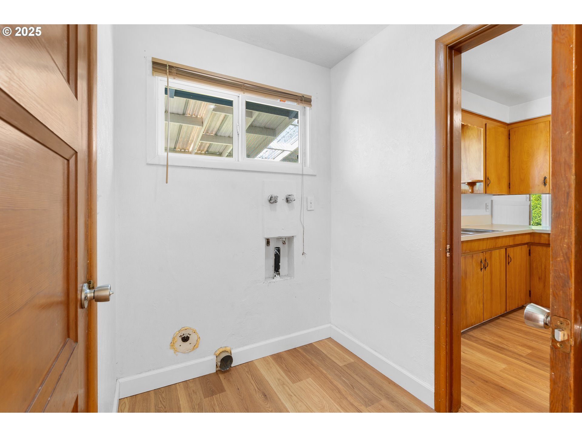 1897 Chelan Street Northeast Keizer, OR 97303 - Photo 23 of 39 a view of a bathroom with a bathtub and a mirror