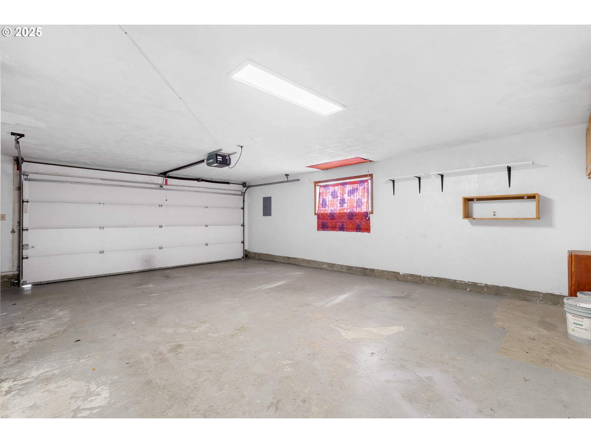 1897 Chelan Street Northeast Keizer, OR 97303 - Photo 26 of 39 a view of a garage