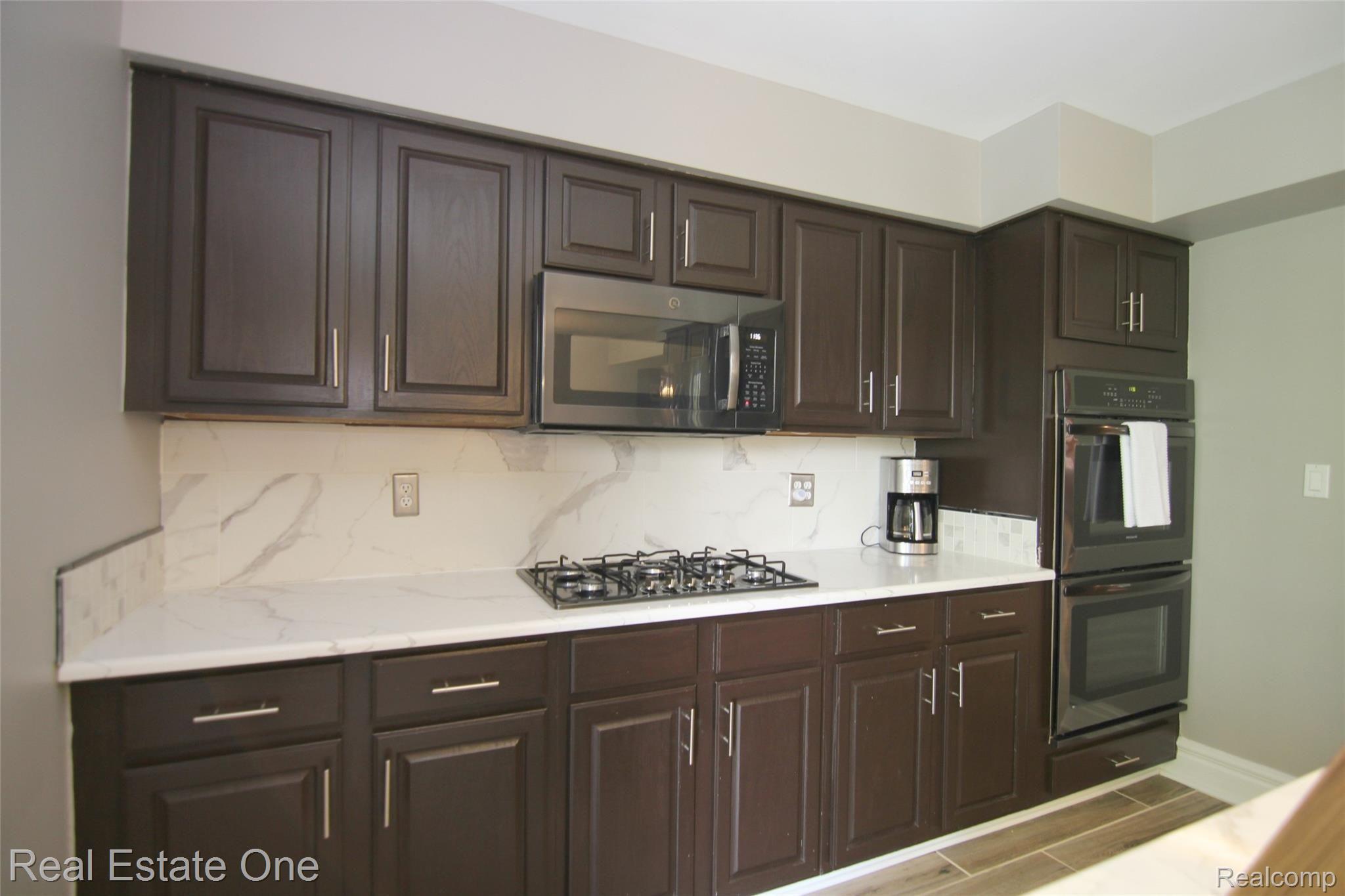 5305 Inverrary Lane Commerce Township, MI 48382 - Photo 9 of 27 Inverrary Ln Kitchen