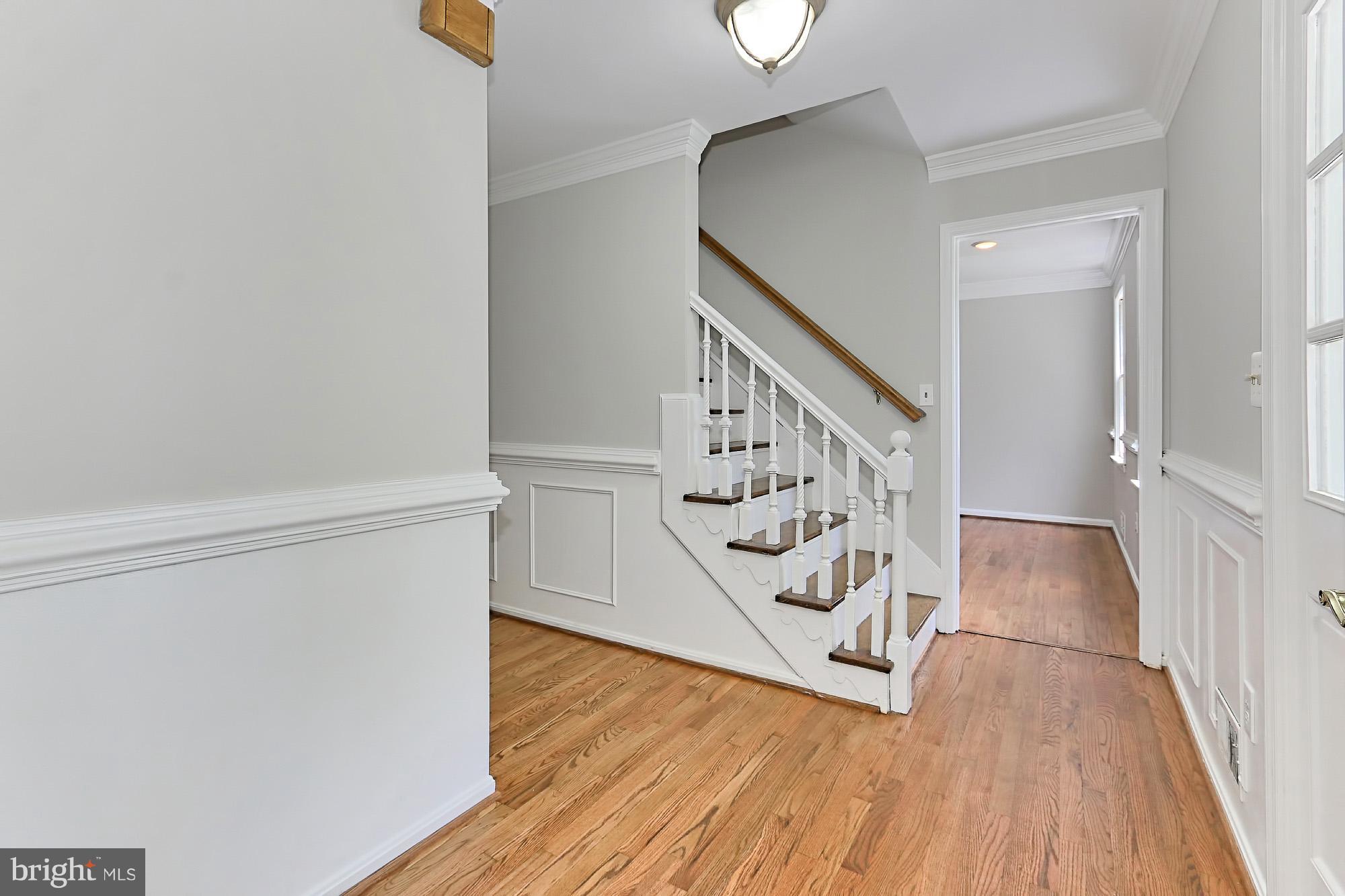 8113 Counselor Road Manassas, VA 20112 - Photo 3 of 30 Foyer