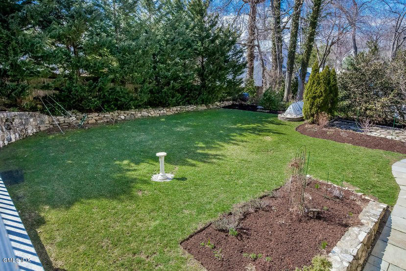 10 Palmer Terrace Riverside, CT 06878 - Photo 19 of 21 a backyard of a house with lots of green space