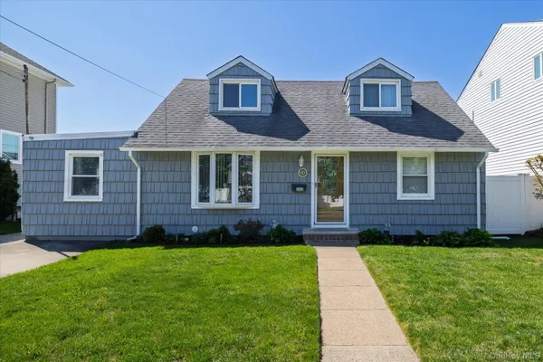 $699,000 | 265 West Windsor Parkway, Oceanside, NY 11572