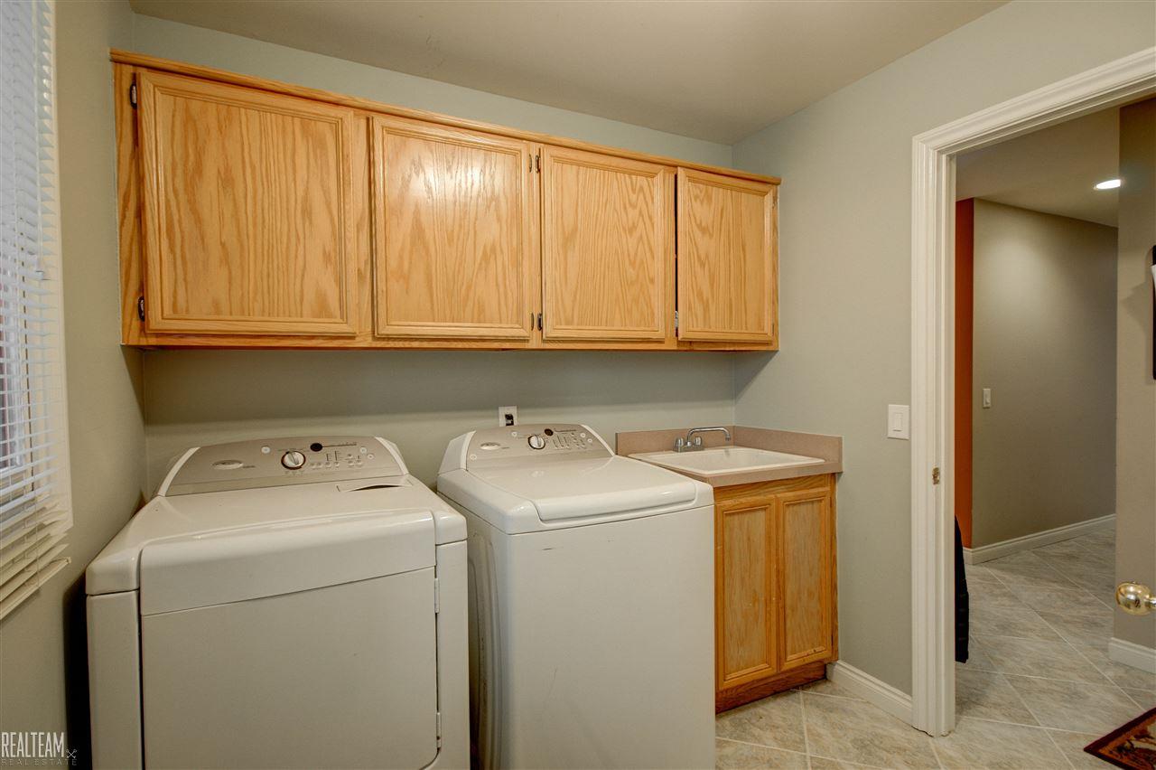 921 Dakota Rochester Hills, MI 48307 - Photo 16 of 46