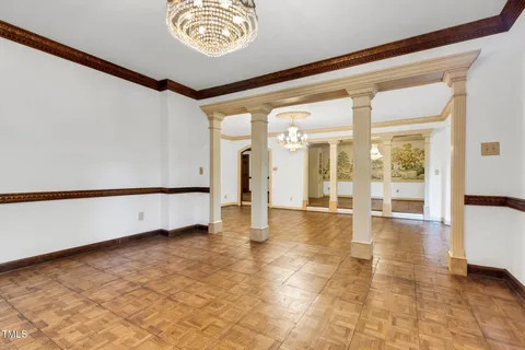 a view of empty room with window