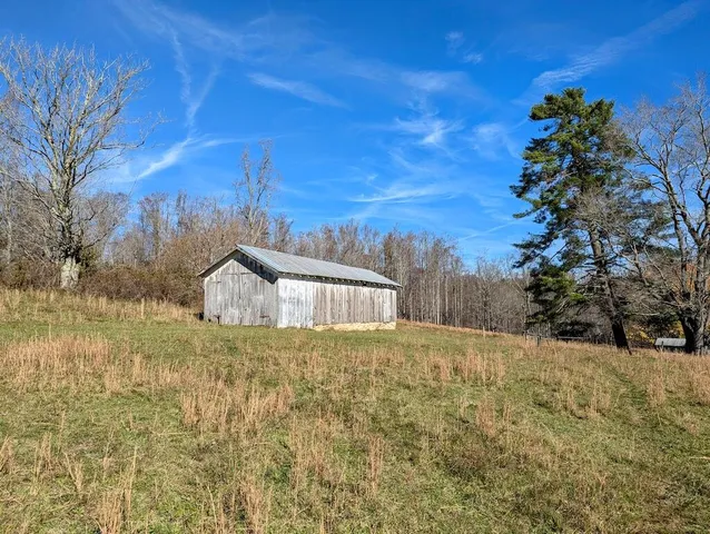 a view of a yard with a house