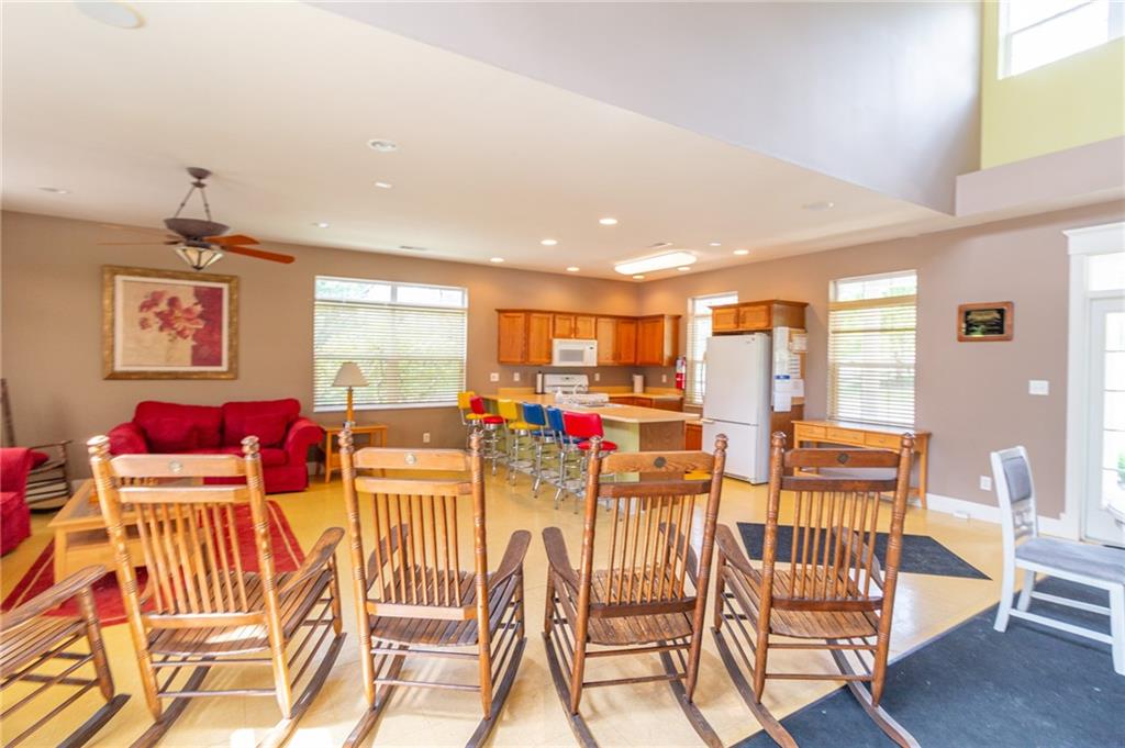 425 Chestnut Lane Apollo, PA 15613 - Photo 43 of 48 a very nice looking dining room with furniture