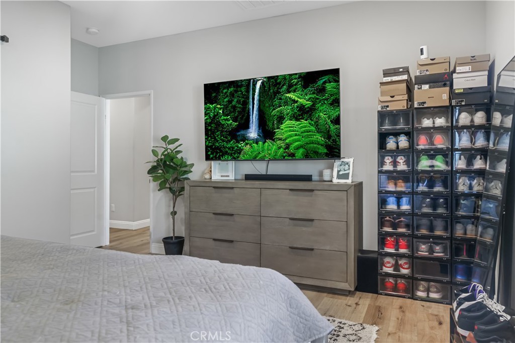 5604 Altamura Way, Unit 11 Fontana, CA 92336 - Photo 26 of 51 a bedroom with a bed and a potted plant