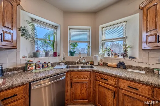 $610,000 | 31320 Oslo Drive, Lebanon, MO 65536