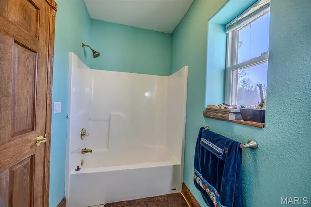 $610,000 | 31320 Oslo Drive, Lebanon, MO 65536