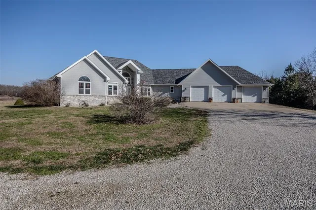 $610,000 | 31320 Oslo Drive, Lebanon, MO 65536