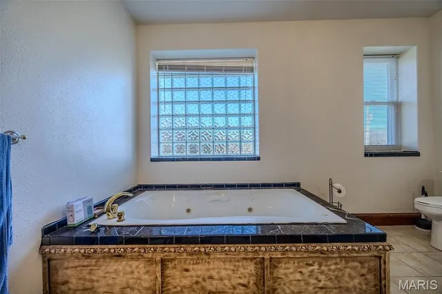 $610,000 | 31320 Oslo Drive, Lebanon, MO 65536