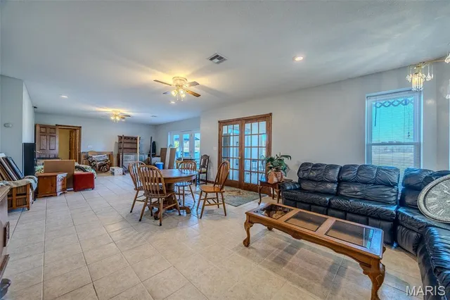 $610,000 | 31320 Oslo Drive, Lebanon, MO 65536