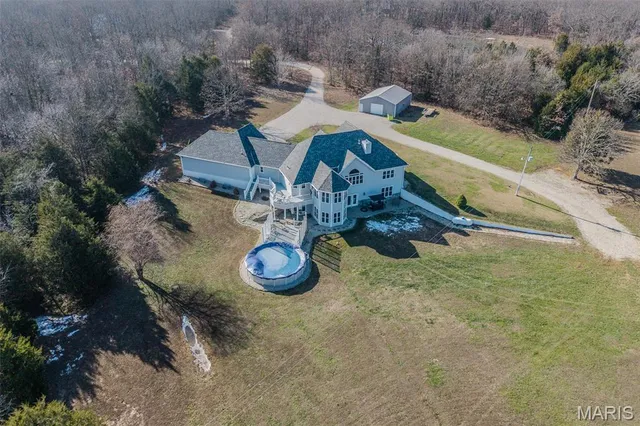 $610,000 | 31320 Oslo Drive, Lebanon, MO 65536