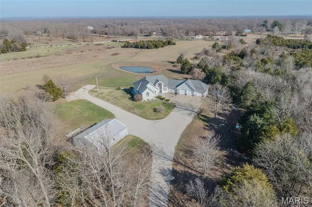 $610,000 | 31320 Oslo Drive, Lebanon, MO 65536
