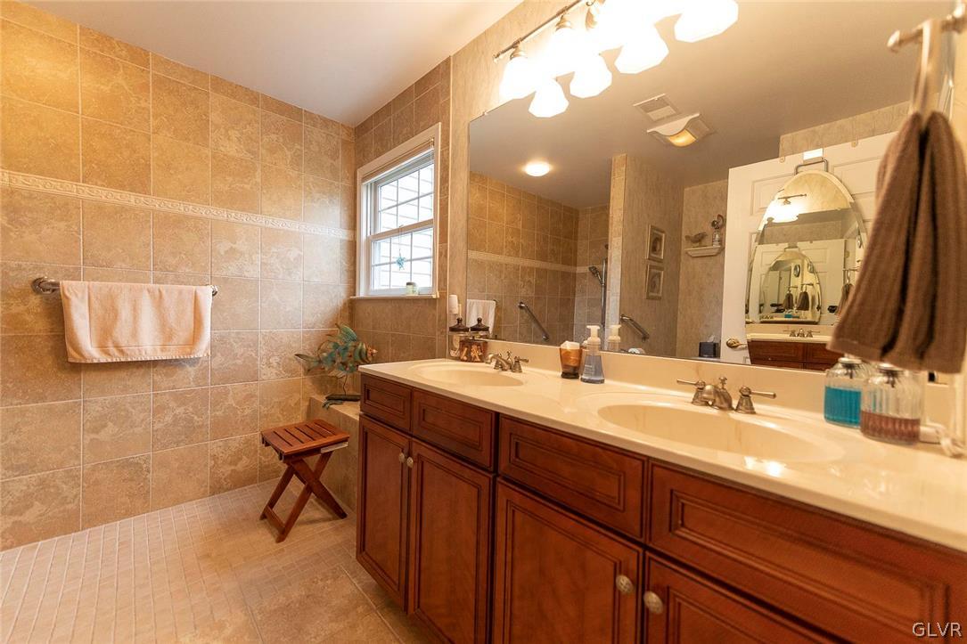 2 Kelso Ridge Easton, PA 18045 - Photo 16 of 24 Master Bathroom