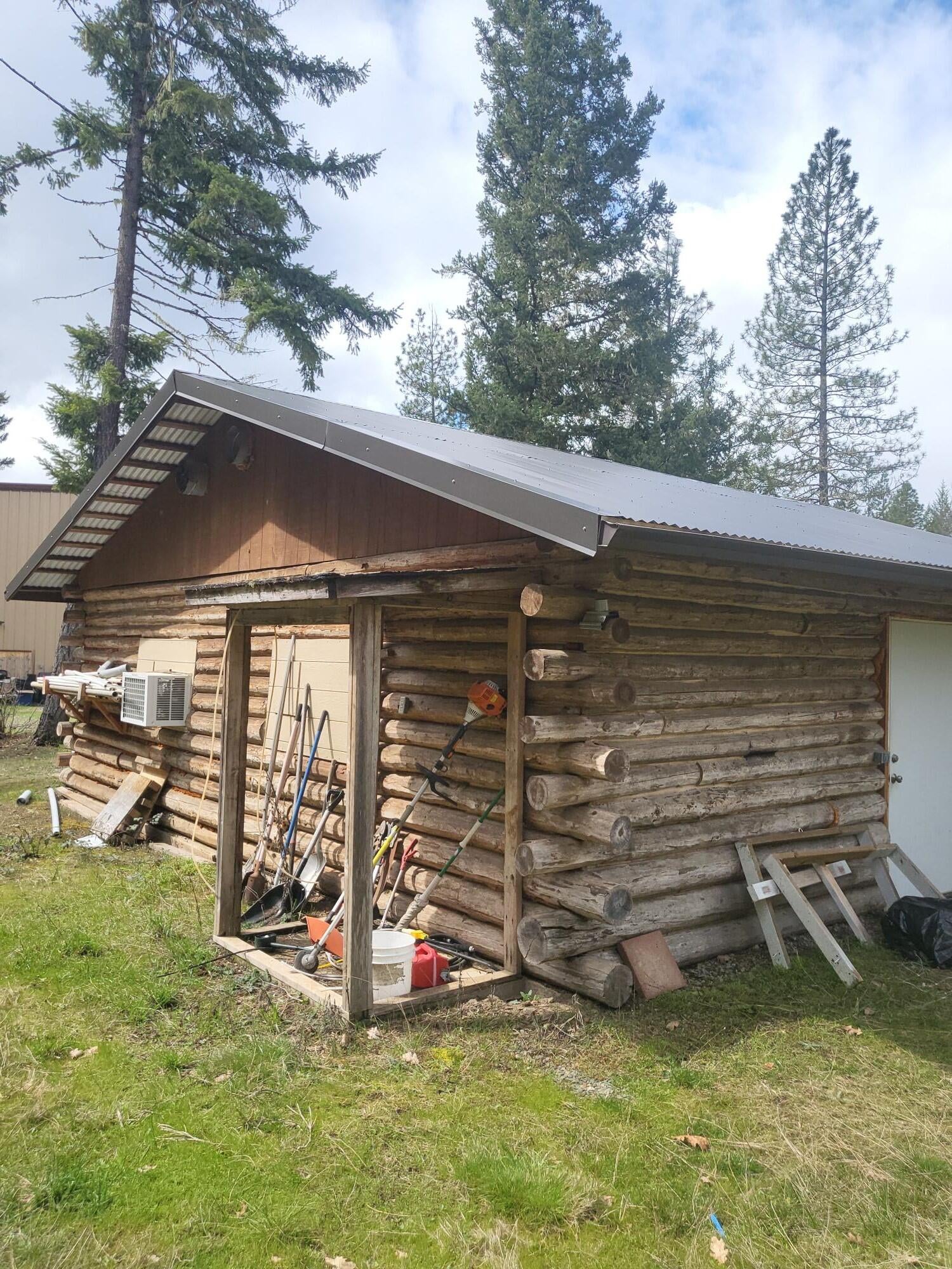 962 Indian Creek Road Selma, OR 97538 - Photo 10 of 42 Well House