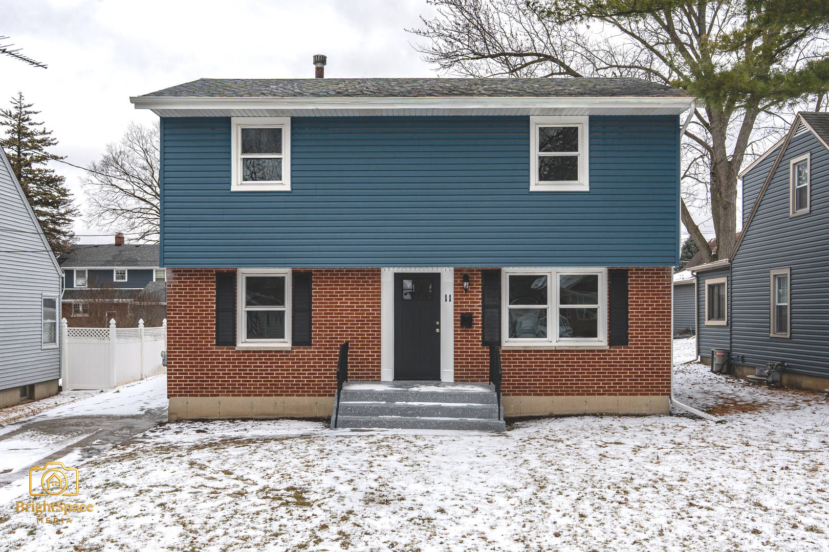11 South Alfred Avenue Elgin, IL 60123 - Photo 18 of 22 a view of a house with a yard
