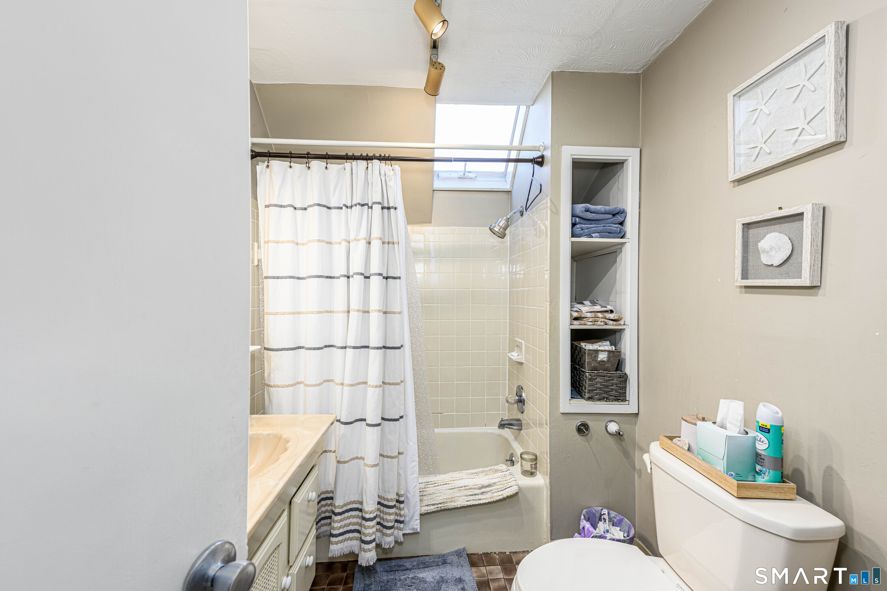 821 State Street New Haven, CT 06511 - Photo 29 of 36 3rd floor bathroom with Skylight