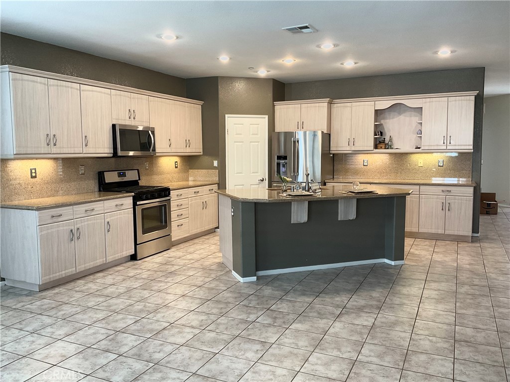 7675 Pso Largo Highland, CA 92346 - Photo 12 of 34