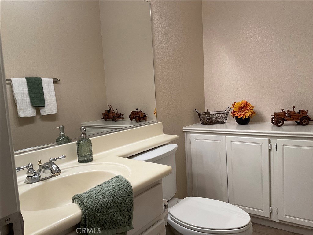 7675 Pso Largo Highland, CA 92346 - Photo 16 of 34 Guest bathroom.