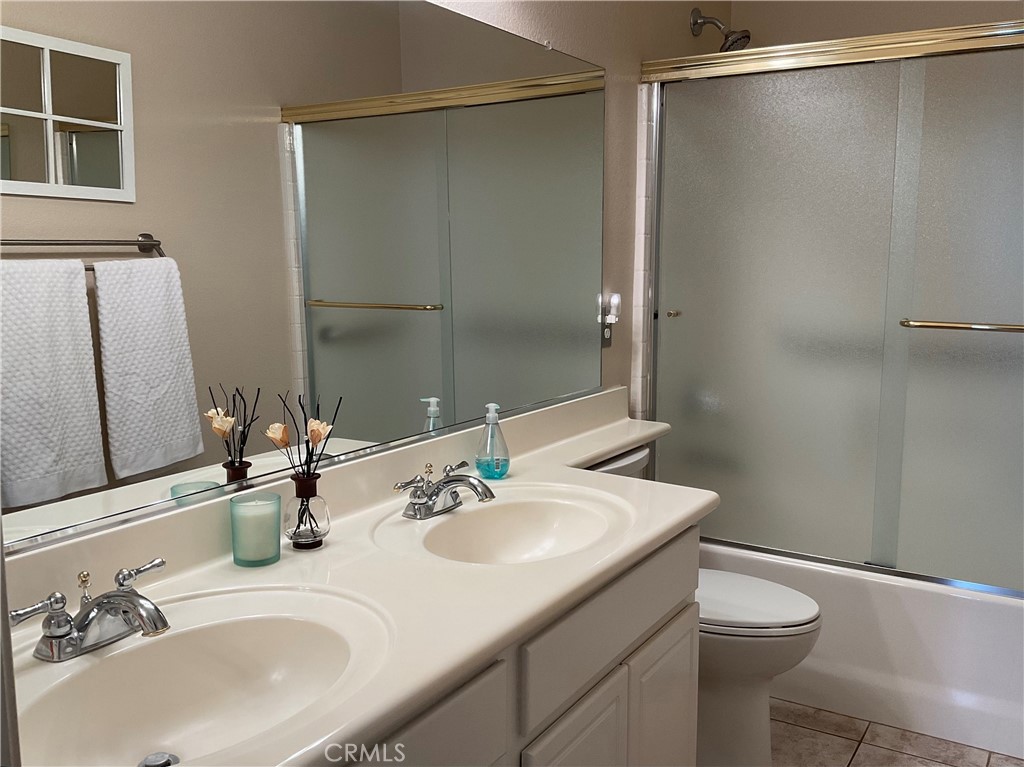 7675 Pso Largo Highland, CA 92346 - Photo 23 of 34 Family bathroom.