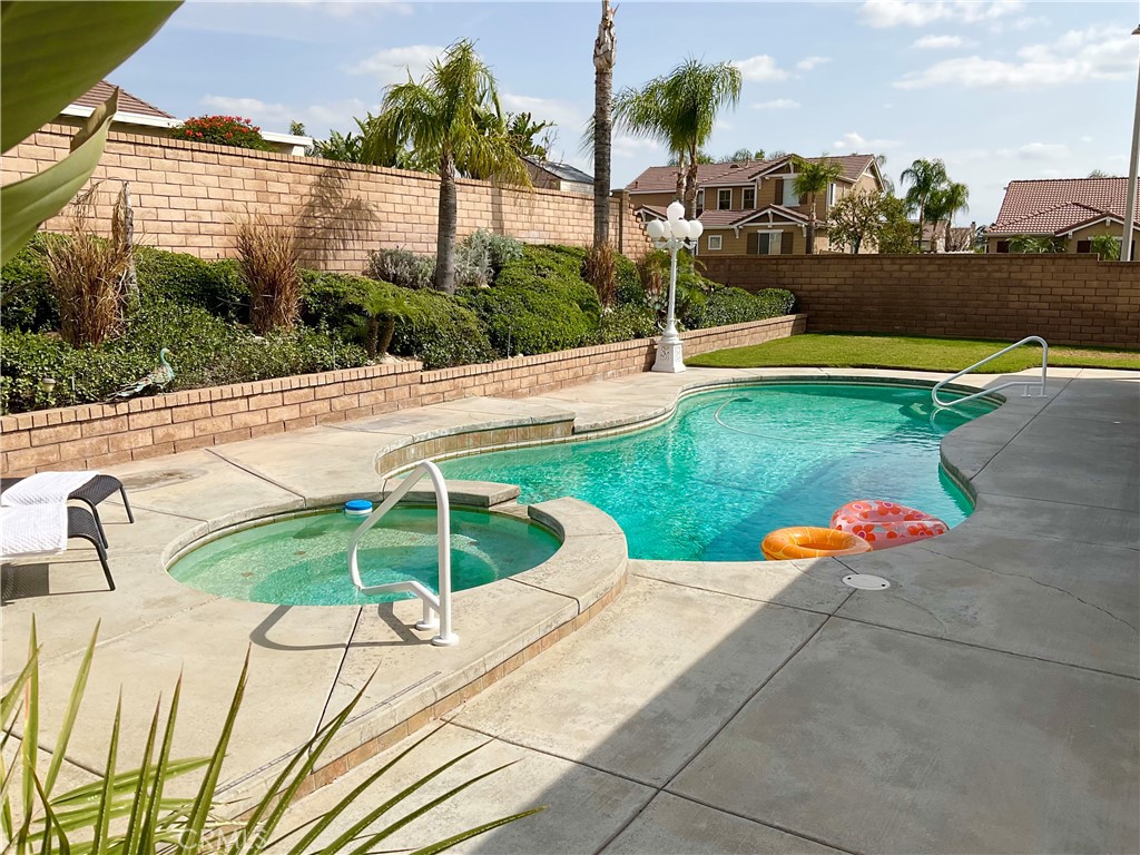 7675 Pso Largo Highland, CA 92346 - Photo 26 of 34 SPLASH!!!!