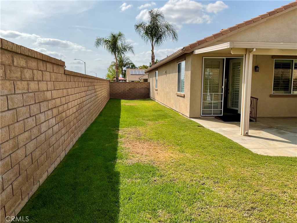 7675 Pso Largo Highland, CA 92346 - Photo 31 of 34 Side yard, could be another RV parking.
