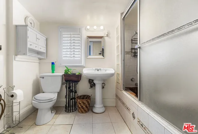 a view of a house with backyard and plants