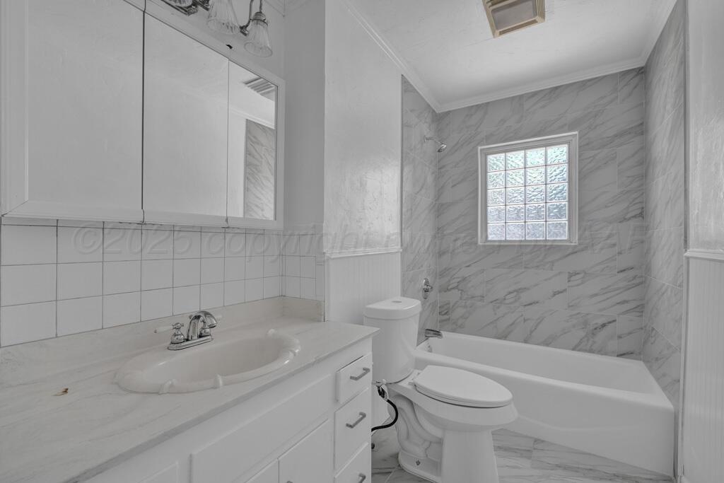 4710 South Rusk Street Amarillo, TX 79110 - Photo 11 of 22 bathroom Hallway