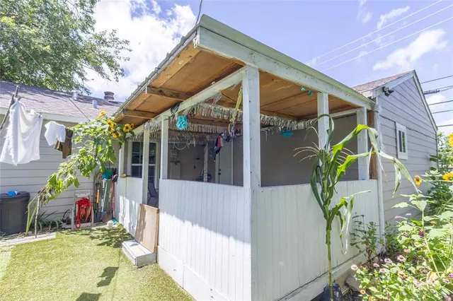 a view of small yard in front of house