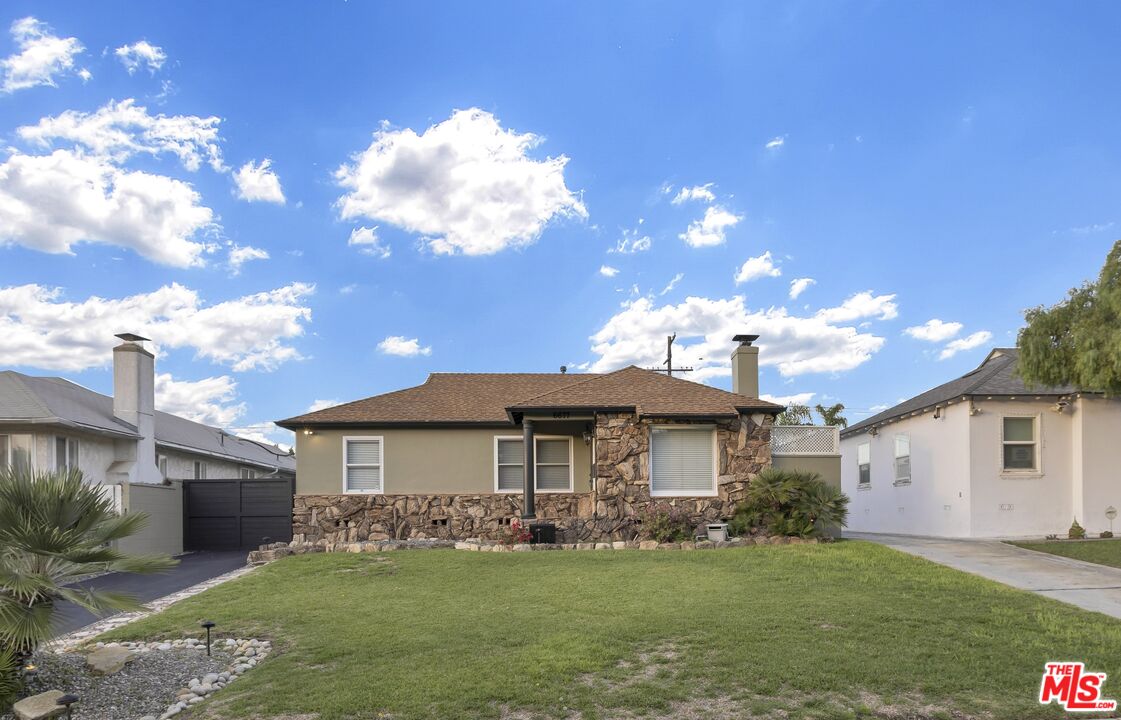 a view of a house with a yard