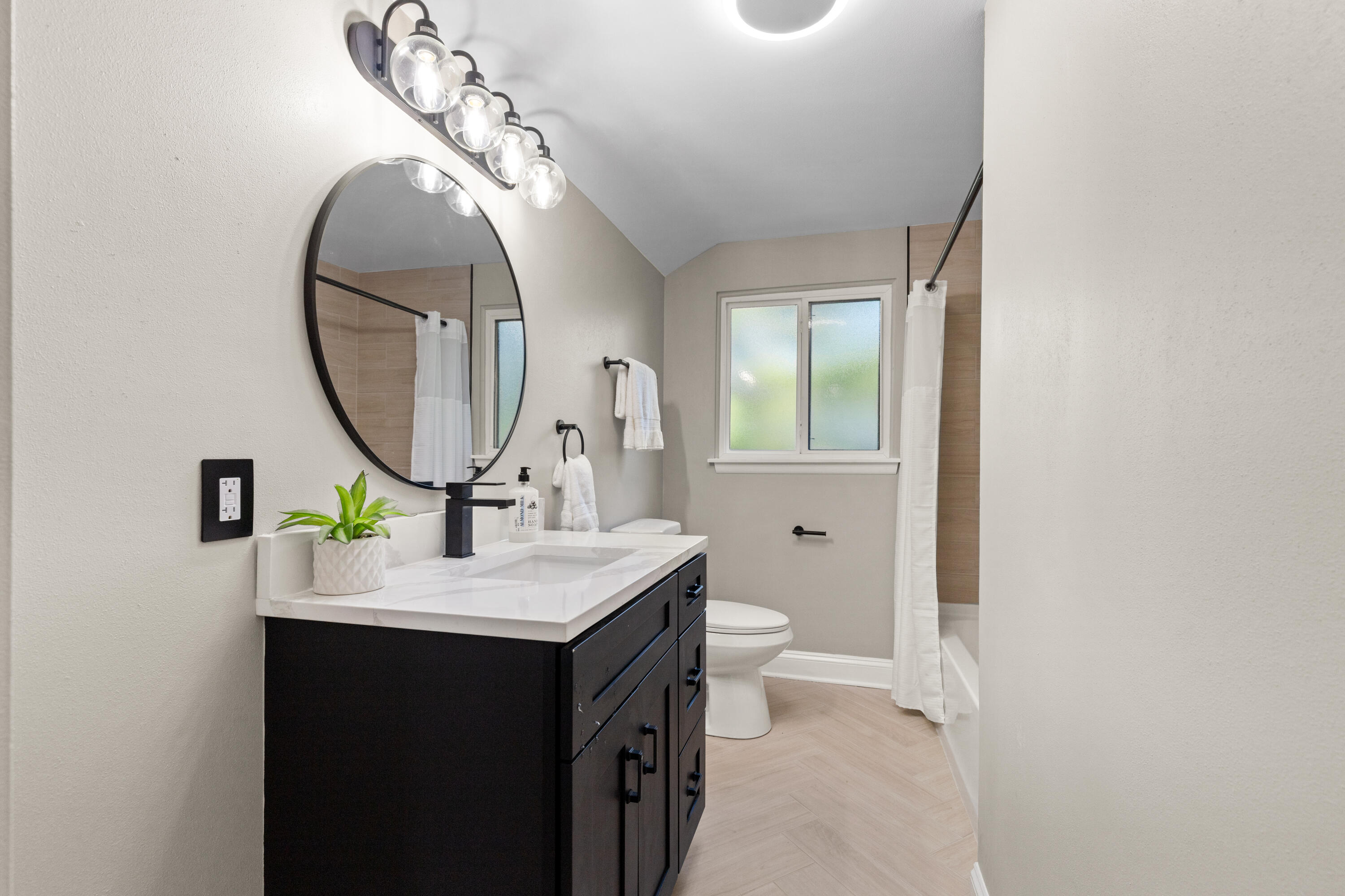 7470 North Navajo Road Fox Point, WI 53217 - Photo 12 of 22 Upper Full Bathroom