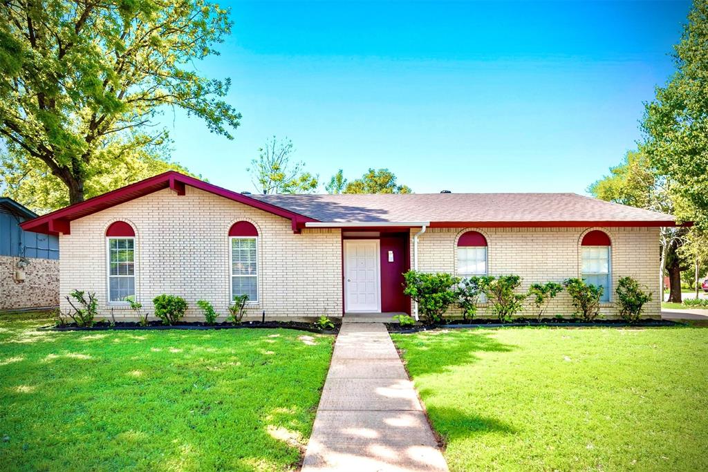Ranch-style house with brick siding and a front yard
