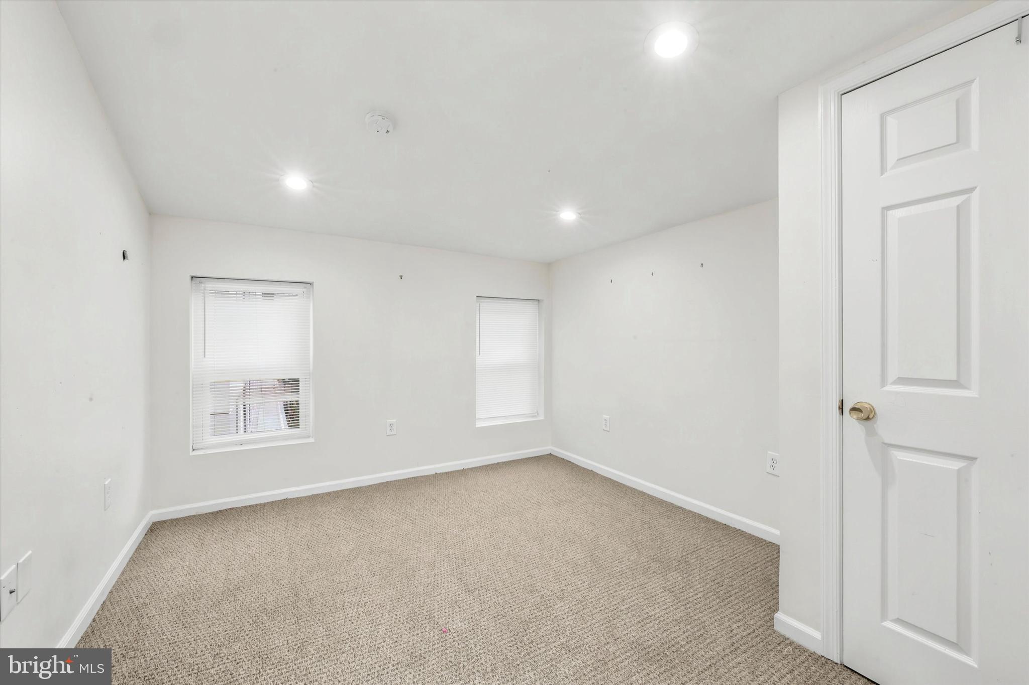 33 South 19th Street Philadelphia, PA 19103 - Photo 4 of 15 an empty room with windows and closet