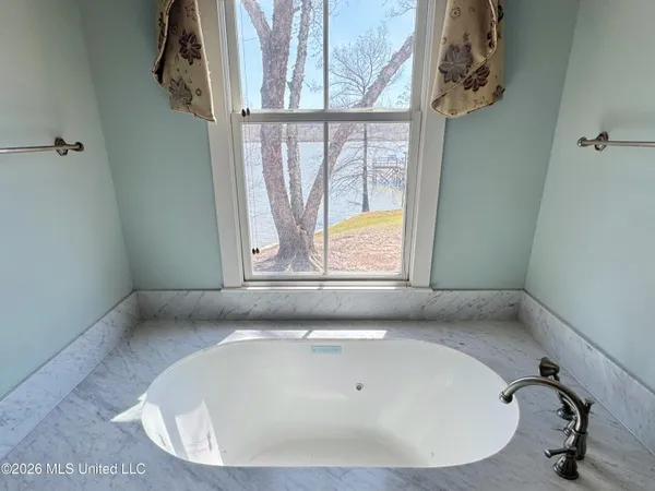 $795,000 | 16 Parker Lndg Drive, Dundee, MS 38626