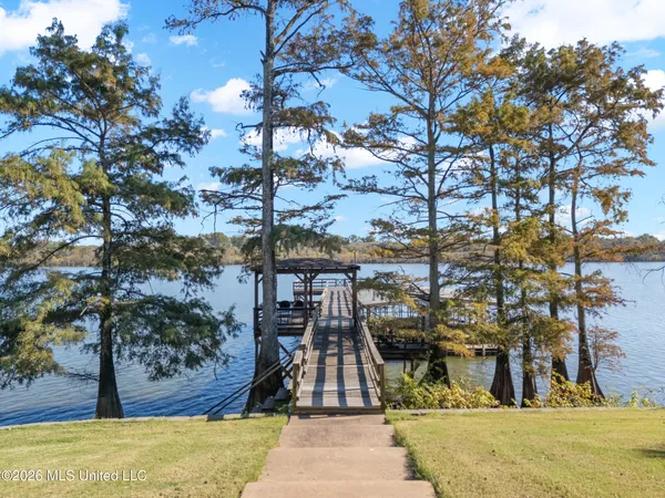 $795,000 | 16 Parker Lndg Drive, Dundee, MS 38626