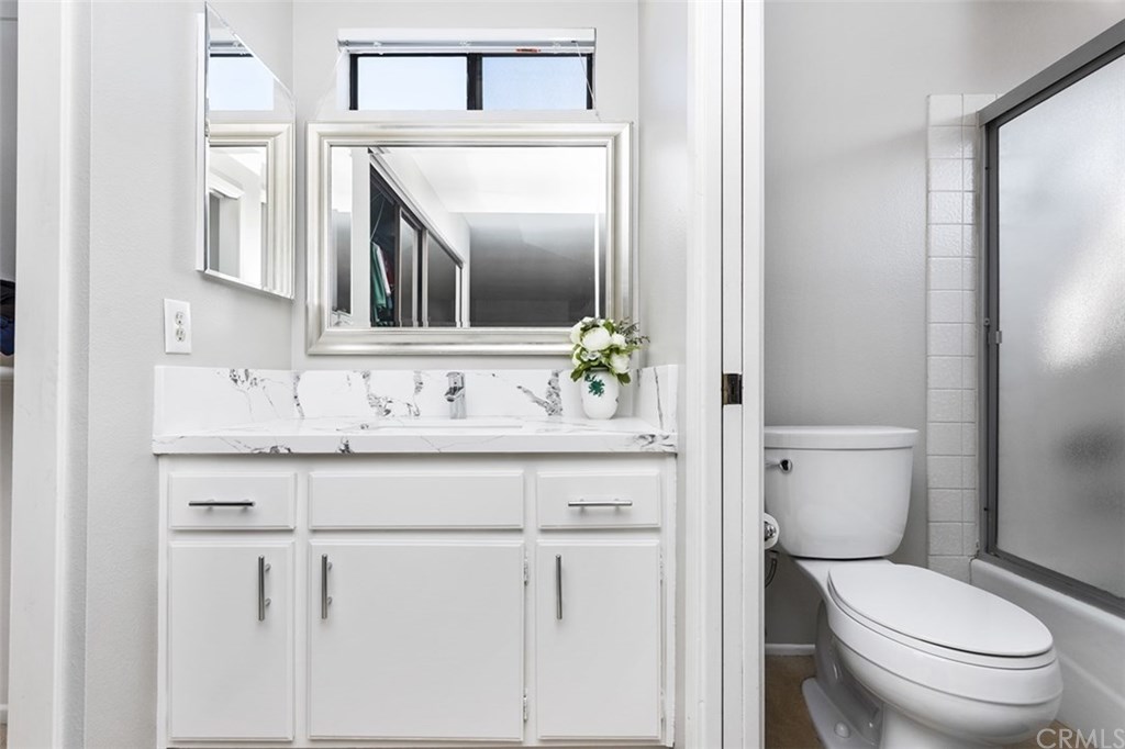 45 Morena Irvine, CA 92612 - Photo 28 of 49 Master En-suite bathroom, with Quartz counters and backsplash, and shower over the tub.