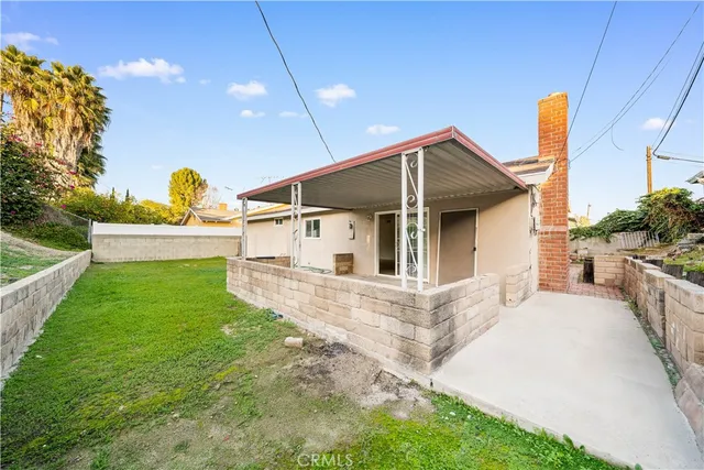 a view of a house with a yard